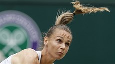 LETÍCÍ COP. Magdaléna Rybáriková pi podání v semifinále Wimbledonu s Garbie...