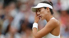 DINA. Garbie Muguruzaová si otírá pot bhem finále Wimbledonu s Venus...