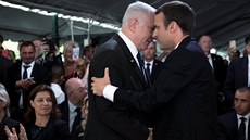 Emmanuel Macron se v nedli seel s izraelským premiérem Benjaminem Netanjahuem...