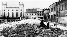 Ve dvacátých letech minulého století (snímek z roku 1928) u mla synagoga...
