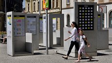Návštěvníci výstavy na Soukenném náměstí v Liberci se prostřednictvím detailně... Návštěvníci výstavy na Soukenném náměstí v Liberci se prostřednictvím detailně...