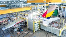 Smontování jednotlivých částí dopravního letadla A380 probíhá v závodě Airbus... Smontování jednotlivých částí dopravního letadla A380 probíhá v závodě Airbus...