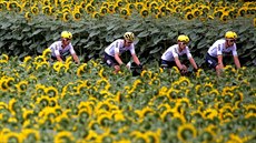 LÍDR TOUR. Brit Chris Froome ve žlutém trikotu značícím vedoucího závodníka... LÍDR TOUR. Brit Chris Froome ve žlutém trikotu značícím vedoucího závodníka...