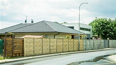 V obcích na Českobudějovicku přibývá domů s vysokým neprůhledným plotem. V obcích na Českobudějovicku přibývá domů s vysokým neprůhledným plotem.
