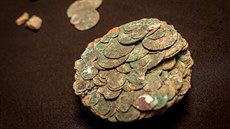 Slepenec mincí nalezený v areálu soukromého zemdlce v Kuei.