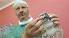 Primář Neurochirurgické kliniky Fakultní nemocnice Olomouc a Lékařské fakulty... Primář Neurochirurgické kliniky Fakultní nemocnice Olomouc a Lékařské fakulty...