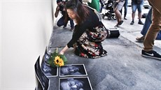 Lidé ped ínským velvyslanectví uctili památku Lioua Siao-poa, nositele...