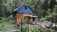 Oheň zničil půdu a střechu pestrobarevné chatky. Oheň zničil půdu a střechu pestrobarevné chatky.
