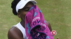 T̎KÁ BITVA. Americká tenistka Venus Williamsová si utírá obliej v prbhu...