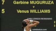 KRÁLOVNA WIMBLEDONU. panlská tenistka Garbie Muguruzaová oslavuje vítzství...