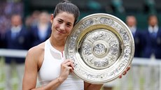 S TROFEJÍ. Garbie Muguruzaová ovládla ve Wimbledonu enskou dvouhru. Po své...