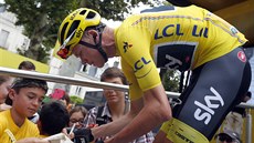 Chris Froome před startem desáté etapy Tour de France rozdává autogramy. Chris Froome před startem desáté etapy Tour de France rozdává autogramy.