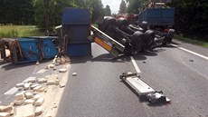 Nehoda nákladního auta, ze kterého se vysypaly cihly, zablokovala silnici z... Nehoda nákladního auta, ze kterého se vysypaly cihly, zablokovala silnici z...