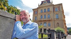 Karlovarský radní Jan Klíma před budovou na nábřeží Jana Palacha v Karlových... Karlovarský radní Jan Klíma před budovou na nábřeží Jana Palacha v Karlových...
