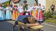 Když písař přečetl hříchy, udělil rychtář trest. Ten byl vždy peněžitý a... Když písař přečetl hříchy, udělil rychtář trest. Ten byl vždy peněžitý a...