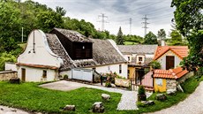 Mlýn patřící rodu Veselých na okraji obce Choteč. Tento mlýn patří k... Mlýn patřící rodu Veselých na okraji obce Choteč. Tento mlýn patří k...