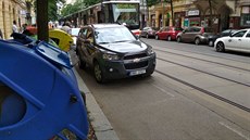 Řidič zastavil mimo vyznačené místo pro parkování a ulicí nemohly projet... Řidič zastavil mimo vyznačené místo pro parkování a ulicí nemohly projet...