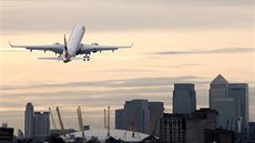 Londýnské letit City má dráhu o délce 1500 metr, proto sem mohou jen mení...