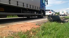 Upadlý nárazník a zasypané olejové skvrny po nehodě čtyř vozidel u hradecké ČKD... Upadlý nárazník a zasypané olejové skvrny po nehodě čtyř vozidel u hradecké ČKD...
