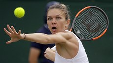 Rumunka Simona Halepová napřahuje v osmifinále Wimbledonu. Rumunka Simona Halepová napřahuje v osmifinále Wimbledonu.
