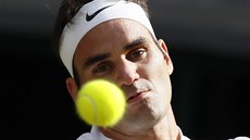 Roger Federer sleduje míek v utkání proti Grigoru Dimitrovovi z Bulharska,