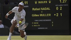 Lucemburan Gilles Miller zahrává úder v osmifinále Wimbledonu proti Rafaelu...