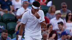 Zamyšlený Kanaďan Milan Raonic v osmifinále Wimbledonu. Zamyšlený Kanaďan Milan Raonic v osmifinále Wimbledonu.