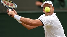 Lucemburan Gilles Müller sleduje míek ve tvrtfinále Wimbledonu.