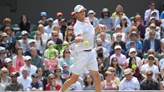 Amerian Sam Querrey si chystá úder ve tvrtfinále Wimbledonu.