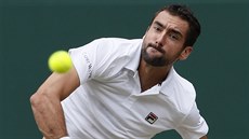 Chorvat Marin Čilič servíruje v semifinále Wimbledonu. Chorvat Marin Čilič servíruje v semifinále Wimbledonu.