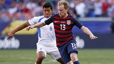 Dax McCarty z USA (vpravo) a Marlon López z Nikaraguy v souboji o míč Dax McCarty z USA (vpravo) a Marlon López z Nikaraguy v souboji o míč