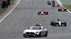 Momentka z Velké ceny Británie, za safety car jede Lewis Hamilton. Momentka z Velké ceny Británie, za safety car jede Lewis Hamilton.