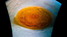 Snímek Velké rudé skvrny na Jupiteru, který poídila sonda Juno, po zpracování...
