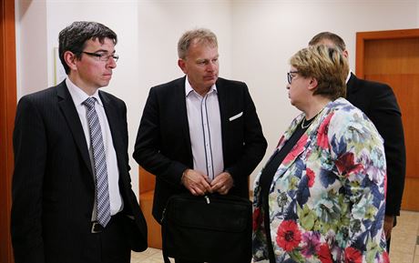 Postoloprtský starosta Zdenk Pitora (uprosted) pi rozhovoru s právnikou...