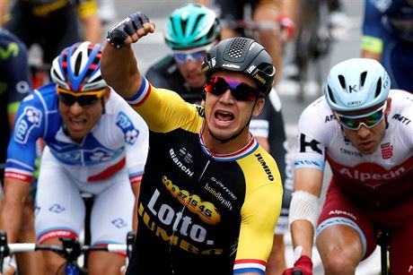 Dylan Groenewegen prv ovldl zvrenou etapu Tour de France.