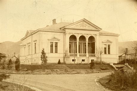 Historický snímek vily Adolfa Schustaly.