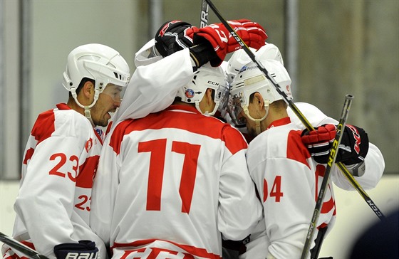 Pardubití hokejisté oslavují gól v pípravném utkání se Slovanem Bratislava.