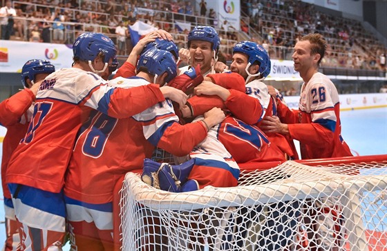 etí inline hokejisté se radují ze zisku zlaté medaile ze Svtových her ve...