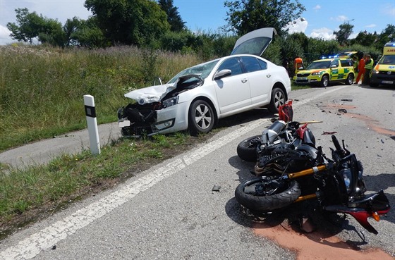 U Sudomic pejel motorká do protismru, kde se eln srazil s osobním autem....