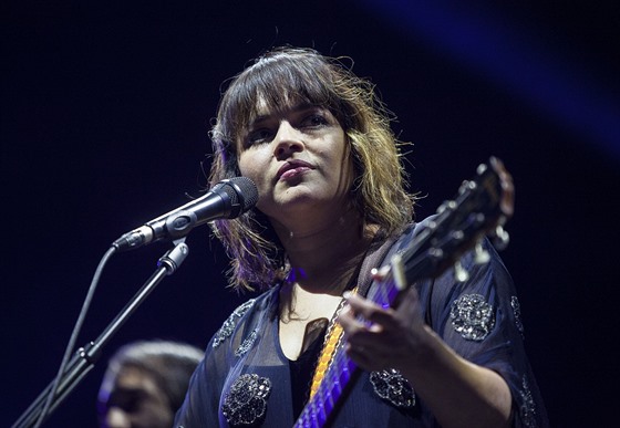 Norah Jones na Colours of Ostrava stídala klavír i kytary.