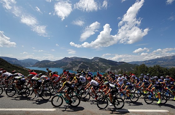 Cyklistický peloton na Tour de France.