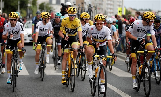 NA ZDRAV. Chris Froome slav svj tvrt titul na Tour de France bhem...