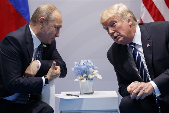 Donald Trump (vpravo) a Vladimir Putin se v ervenci seli na mítinku G20 v Hamburku