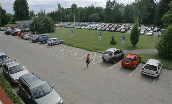 Nedaleko výstavit je k dispozici parkovit u sportovní haly (na snímku), pokud zrovna není plné. Samotné výstavit vak nabízí asi 600 parkovacích míst. Ilustraní foto.