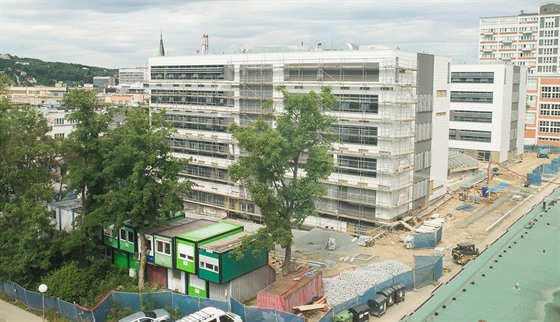 Architektka Eva Jiiná univerzitní komplex navrhla jako dv budovy o esti...