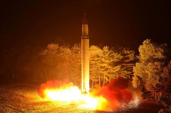 Severní Korea odpálila dalí mezikontinentální balistickou raketu a uvedla, e...