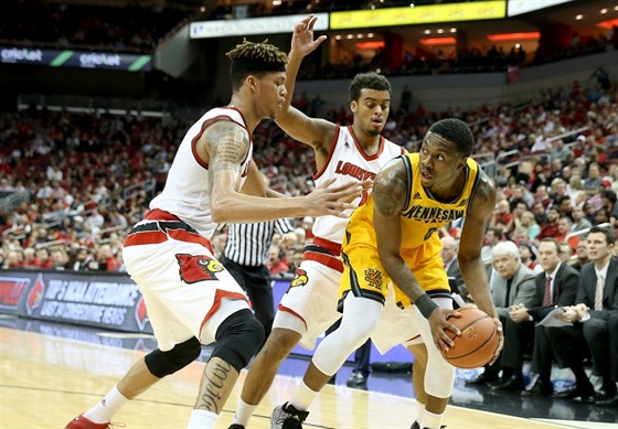 Kendrick Ray (ve lutém) v dresu Kennesaw State pod tlakem Treye Lewise (vlevo)...