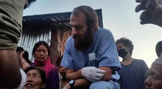 David Ková oetuje zranné týden po zemtesení v Nepálu.