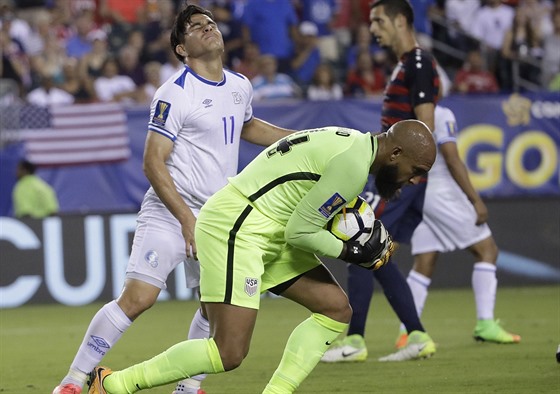 Americký gólman Tim Howard zasahuje ve tvrtfinále Zlatého poháru proti...