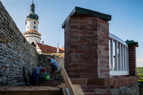 emeslníci na zámku v Novém Mst nad Metují opravují terasy.